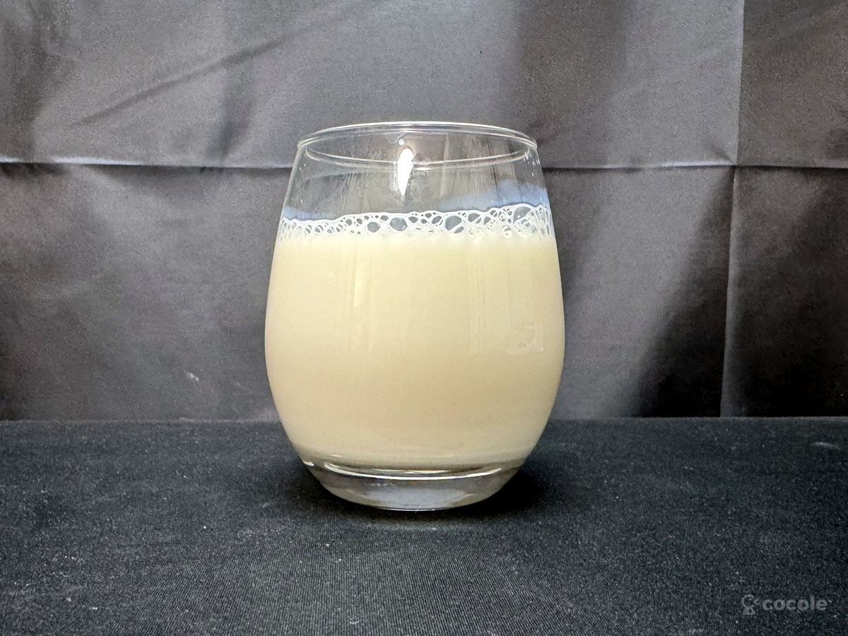 オイコス 高吸収タンパク質 バニラ風味 グラスに注ぐ