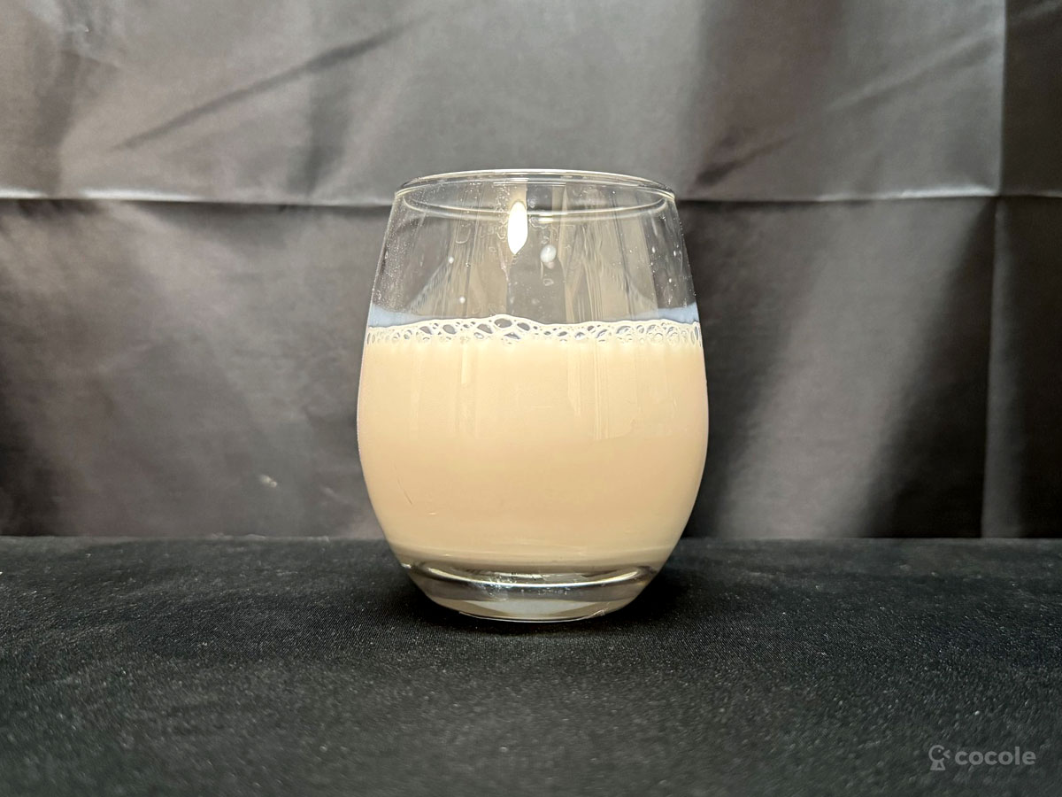 ザバス MILK PROTEIN 脂肪0 イチゴ風味 コップに移す