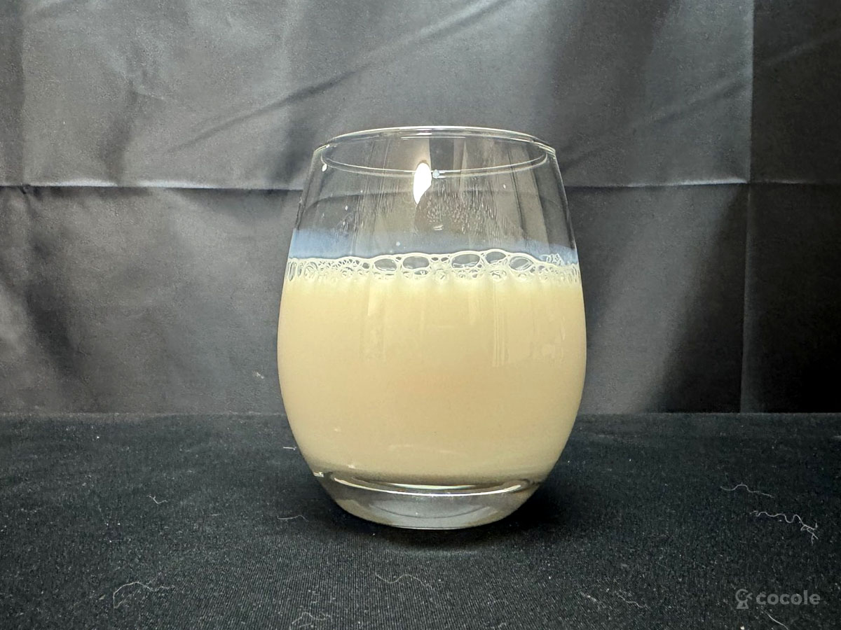 ザバス MILK PROTEIN 脂肪0 アーモンド風味 コップに移す